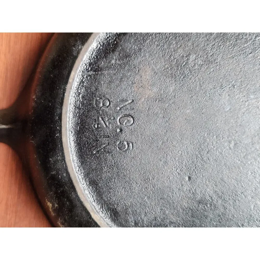 Vintage Unmarked Cast Iron Skillet No. 6 Made in USA Seasoned